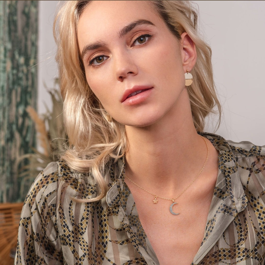 Collar con colgante de luna y estrella